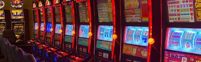 Antarmuka aplikasi mobile gsc108 menampilkan permainan slot dan meja dealer langsung